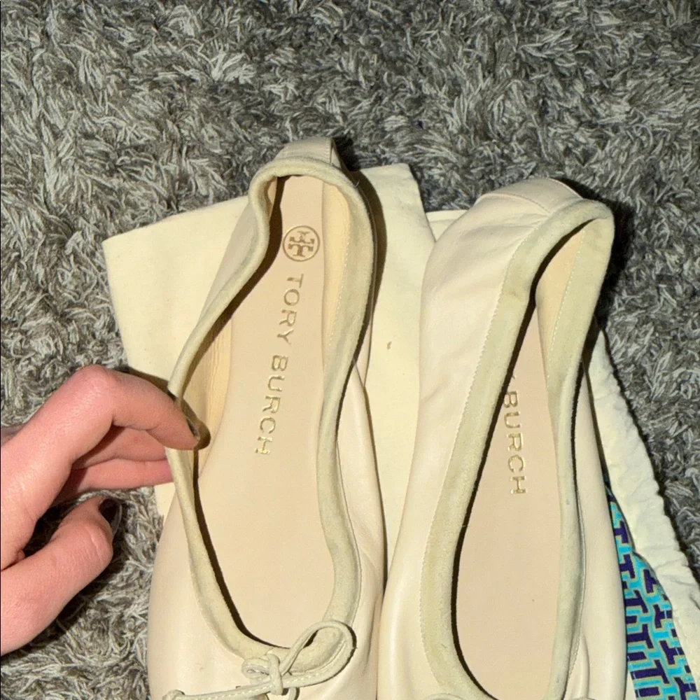 Tory Burch Cream Leather Ballet Flats with Bow & Pearl - Picture 2 of 4